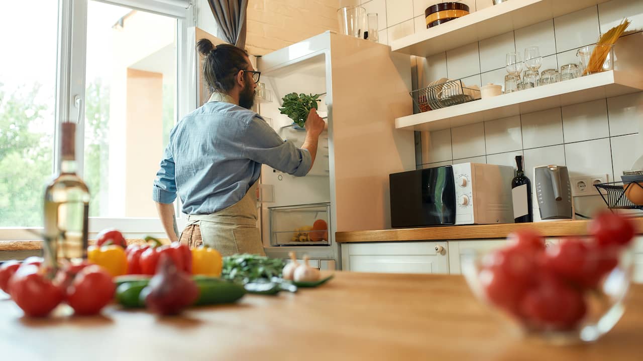 Réfrigérateur ouvert et refermé : comment gaspiller le moins d’énergie possible ?  |  Nourriture et boisson
