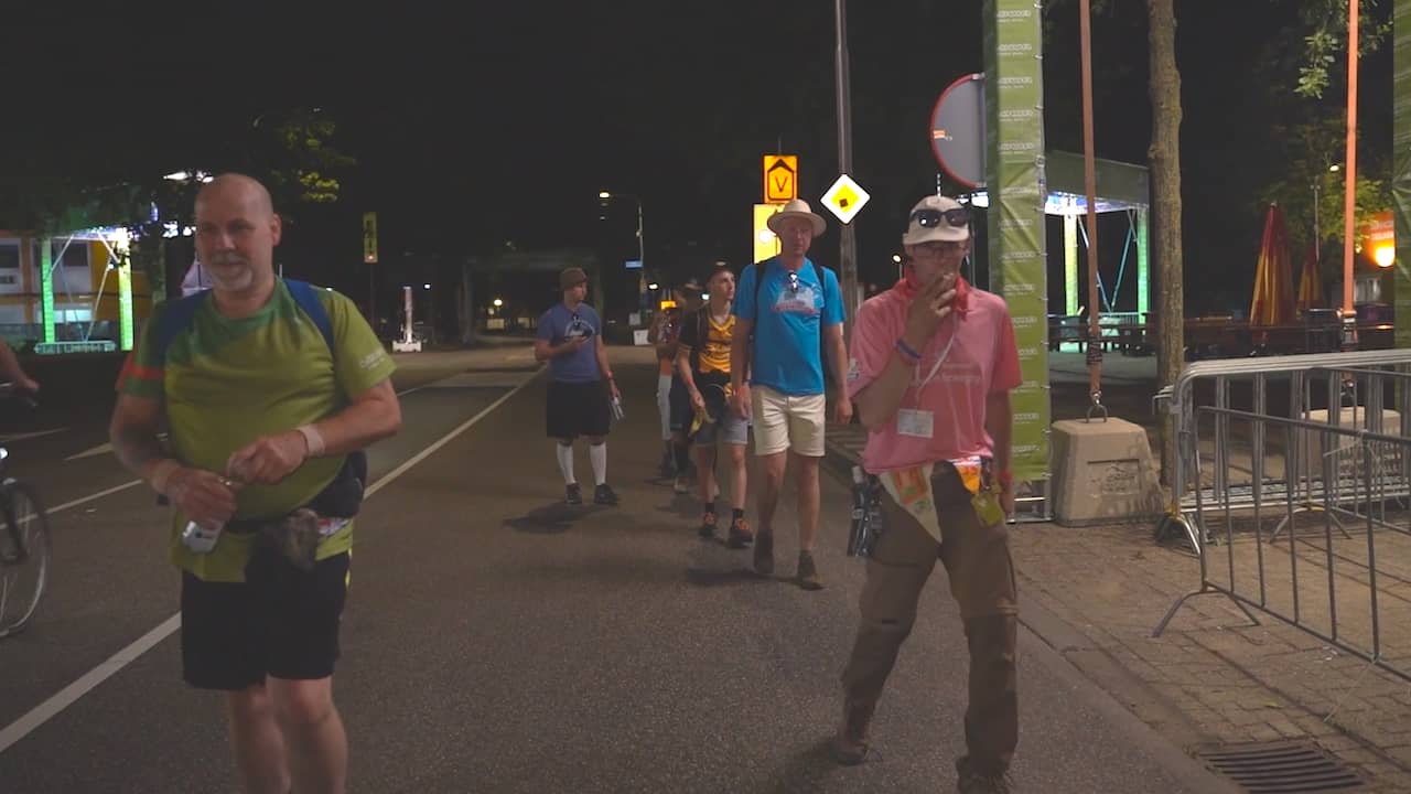 Beeld uit video: Wandelaars lopen ondanks waarschuwing de Nijmeegse Vierdaagse