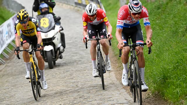 Het moment dat Mathieu van der Poel (rechts) versnelt en Wout van Aert (links) niet meer kan volgen.