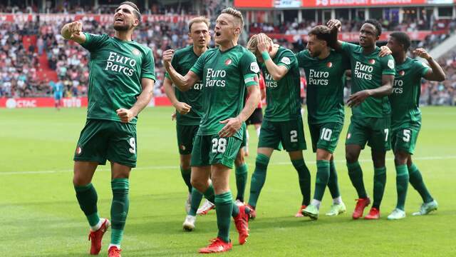 Jens Toornstra viert de 0-1 van Feyenoord met de uitfans in Eindhoven.