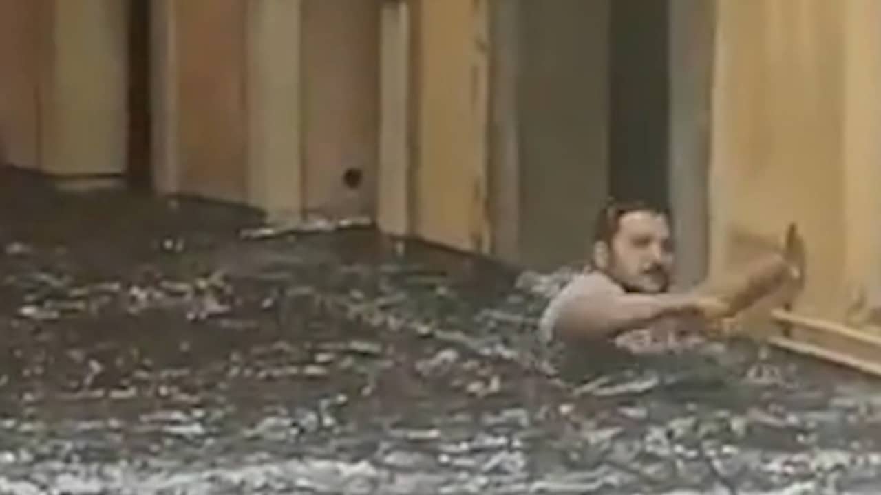 Beeld uit video: Inwoners Verona tot hun middel in het water door noodweer