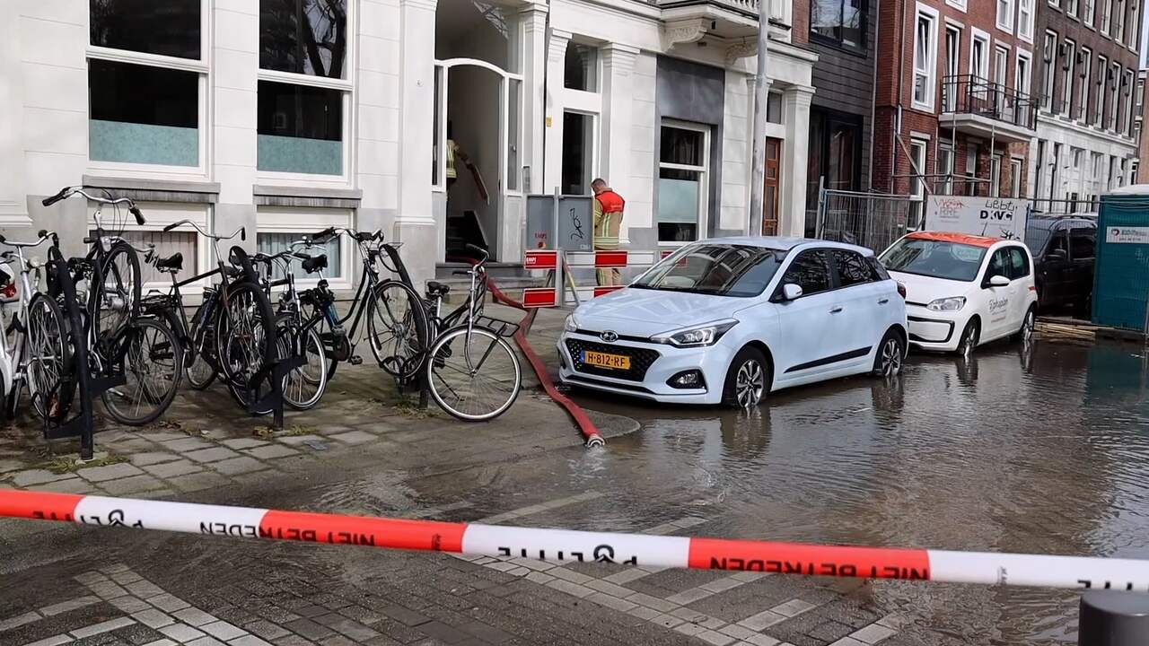 Beeld uit video: Woningen in Rotterdam staan blank na gesprongen waterleiding