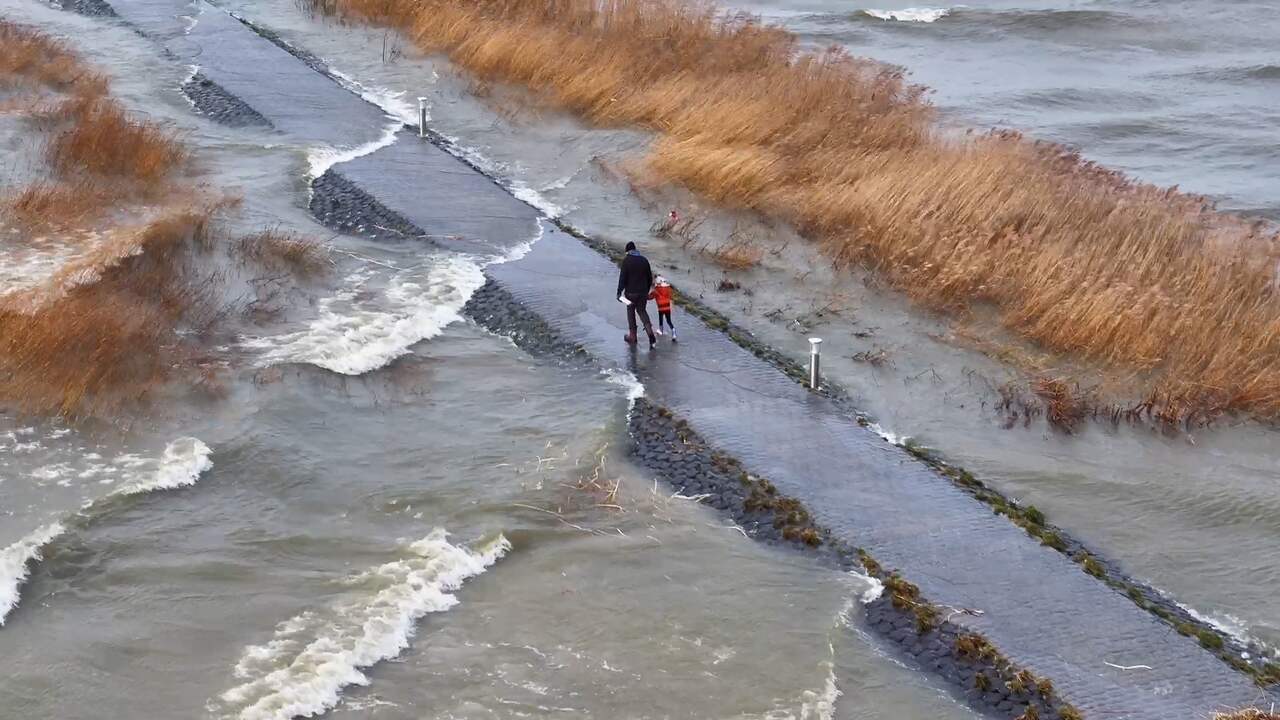 Video | Stranden IJsselmeer bijna volledig ondergelopen door hoogwater