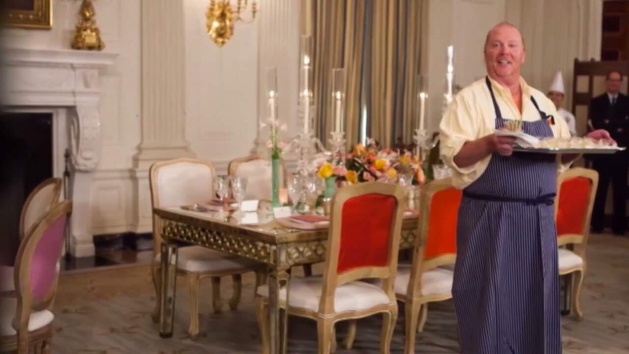 Beeld uit video: Celebrity chef Mario Batali maakt zich klaar voor Obama's laatste state dinner