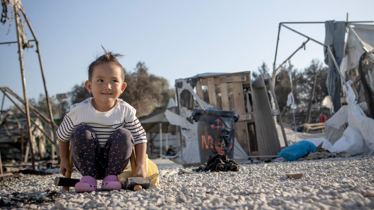 Een meisje in kamp Moria op het Griekse eiland Lesbos.