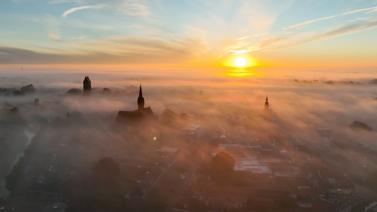 Beeld uit video: Drone filmt in mist gehulde Friese stad bij zonsopkomst
