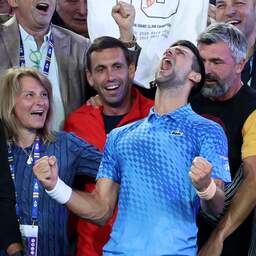 Djokovic wint Australian Open voor tiende keer en evenaart Grand Slam-record