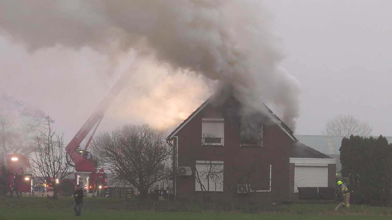 Brandweer bestrijdt vuur bij dodelijke woningbrand in Duiven