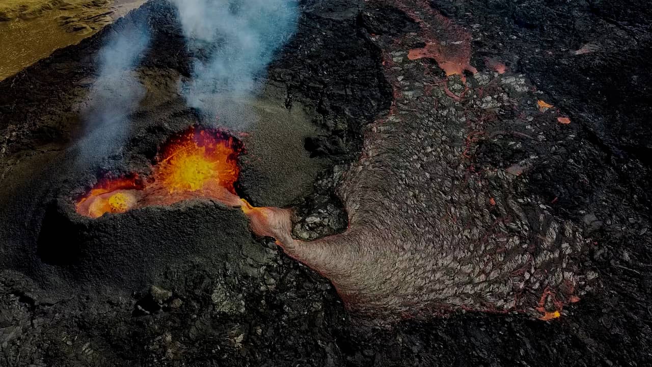 Beeld uit video: Vulkaan spuwt lava uit hartvormige krater in IJsland