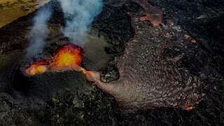 Vulkaan spuwt lava uit hartvormige krater in IJsland