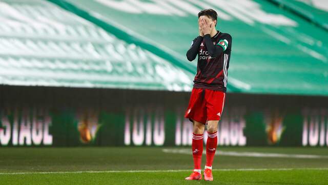 Steven Berghuis slaat de handen voor de ogen na een gemiste kans tegen FC Groningen.