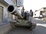 Het Jemenitische leger en Houthi-rebellen vechten in straten van Sanaa, waarbij ruim honderd mensen zijn omgekomen.