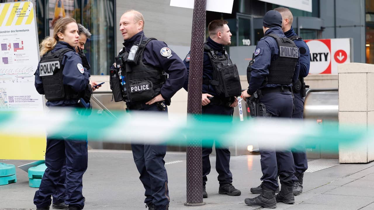 La donna che ha minacciato di farsi esplodere in una stazione di Parigi è stata uccisa dalla polizia  al di fuori