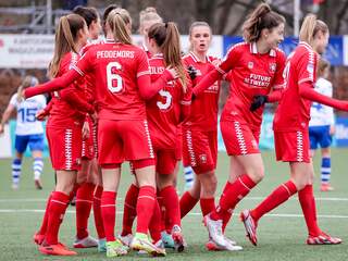 FC Twente blijft boven in Eredivisie Vrouwen meedoen na ruime zege op PEC