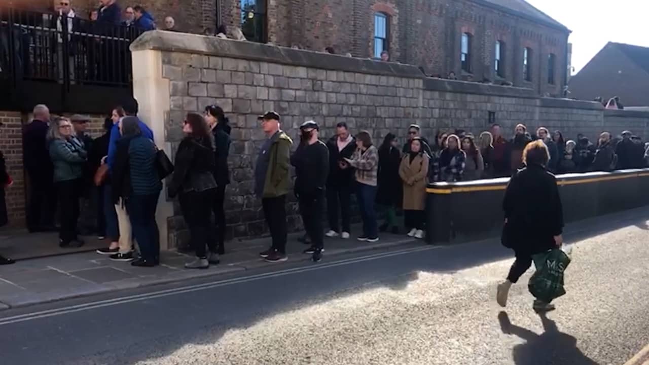 Beeld uit video: Honderden Britten in de rij bij laatste rustplaats Elizabeth