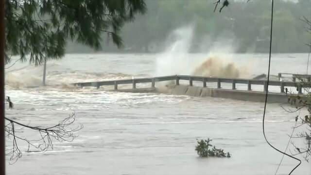 Texaanse rivier sleurt complete brug mee
