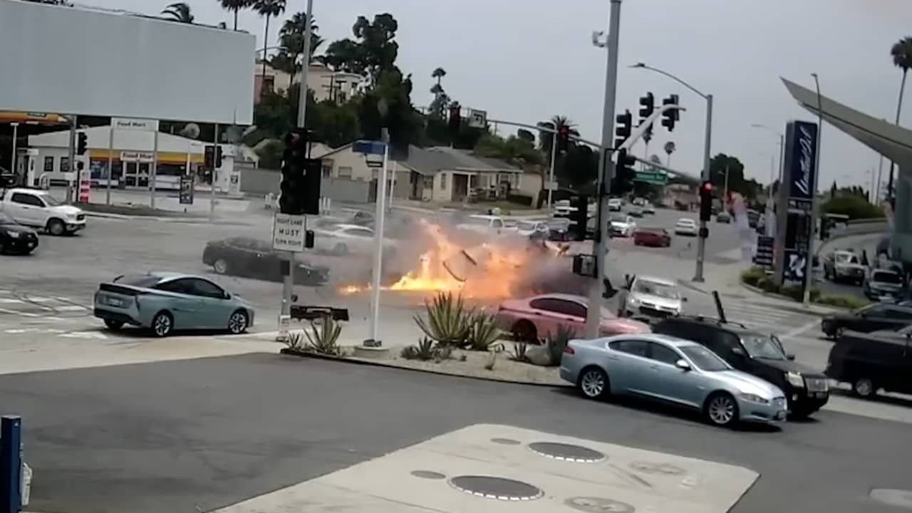 Beeld uit video: Meerdere auto's in brand na dodelijk ongeluk in Los Angeles