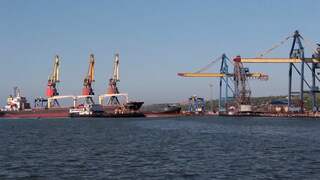 Russisch schip legt aan in heropende haven van Mariupol