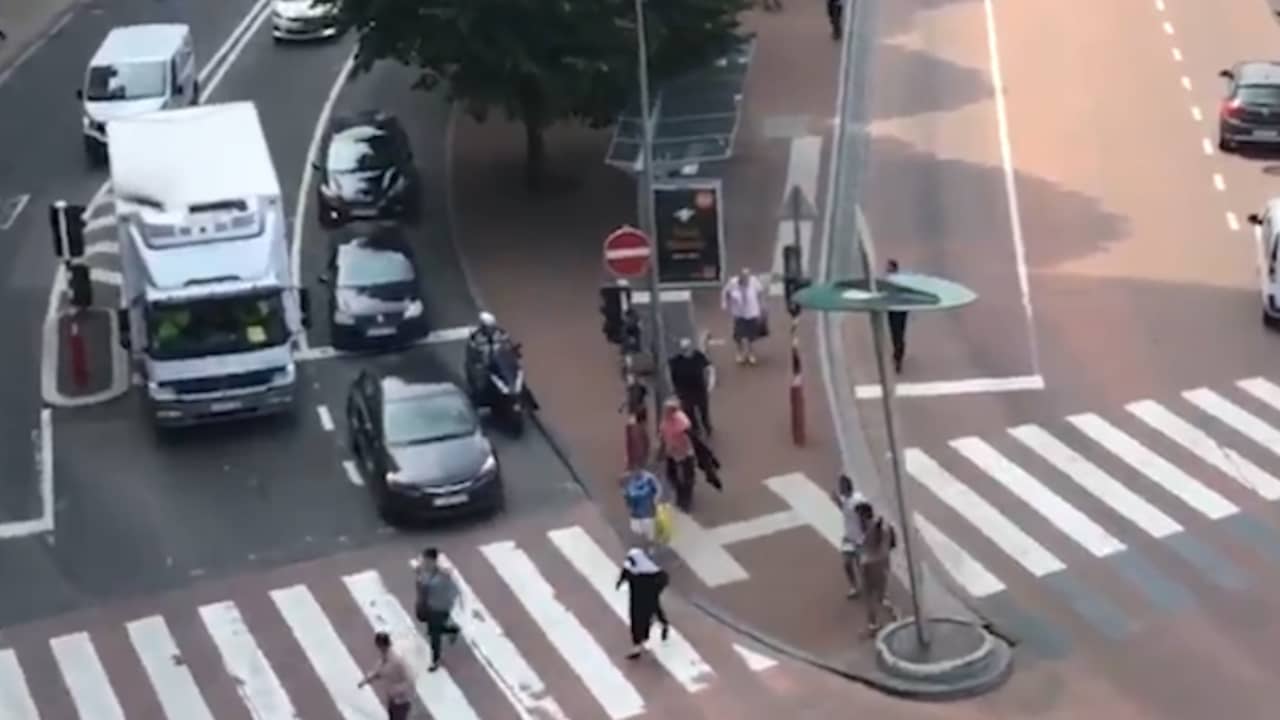 Beeld uit video: Omstanders vluchten voor schoten in Luik