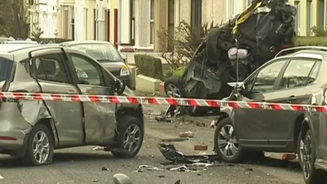 Joyrider rijdt met brandweerwagen tegen auto's en gevel