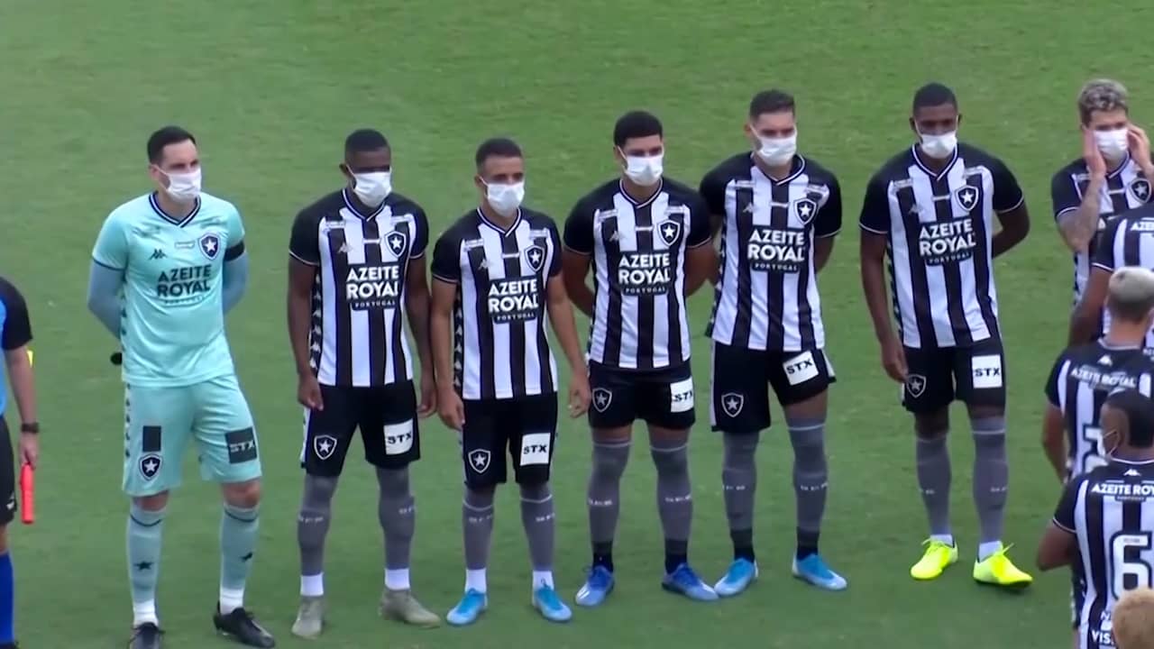 Spelers Braziliaanse clubs betreden veld uit protest met mondkapjes