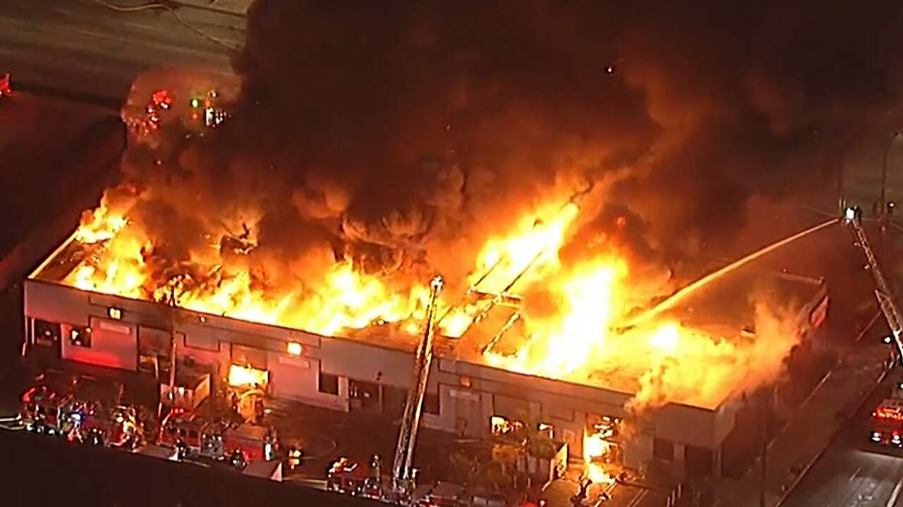 Beeld uit video: Rookwolken stijgen boven Los Angeles uit bij grote brand in loods