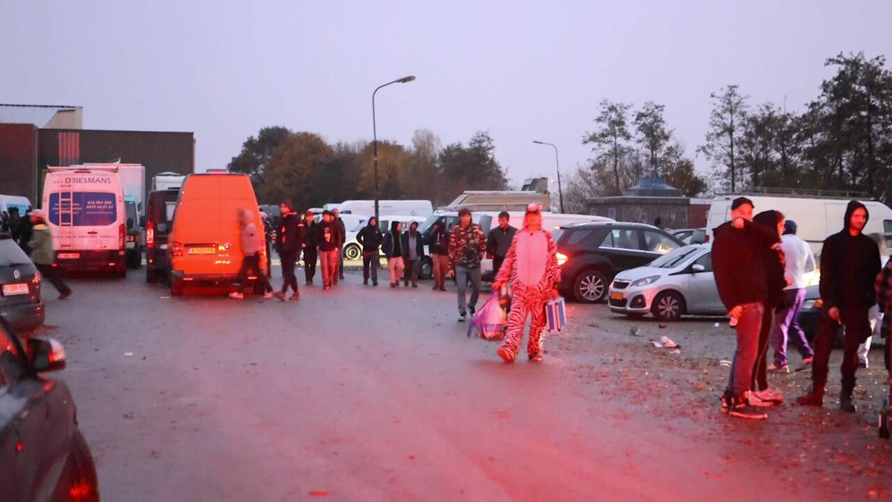 Beeld uit video: Bezoekers van illegaal feest in Ammerzoden vertrekken na oproep politie