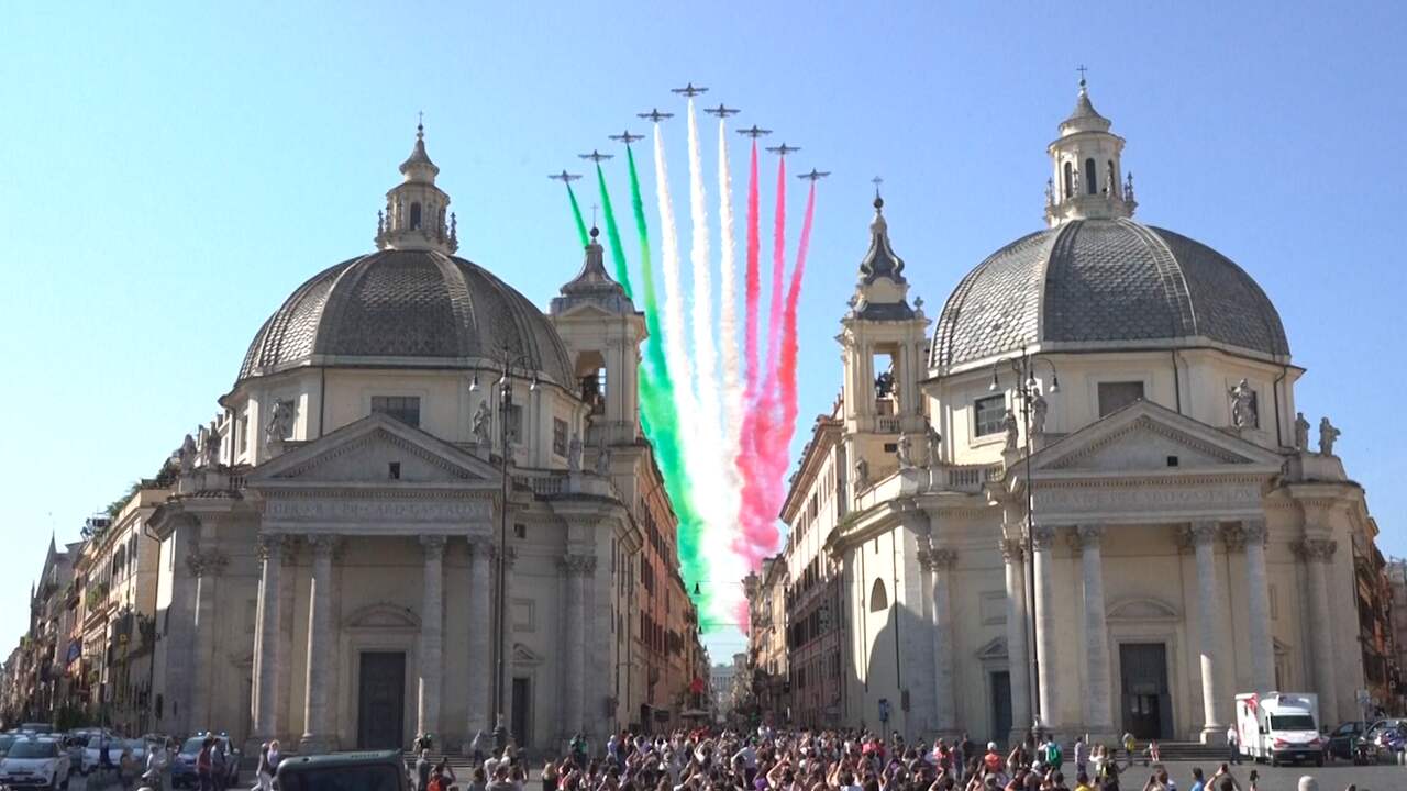 Beeld uit video: Vliegtuigen vormen Italiaanse driekleur op nationale feestdag