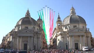 Vliegtuigen vormen Italiaanse driekleur op nationale feestdag