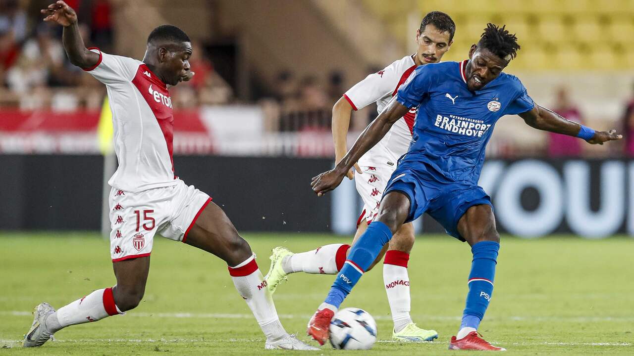 Ibrahim Sangaré op het middenveld in duel met Monaco-spelers Eliot Matazo en Wissam Ben Yedder.