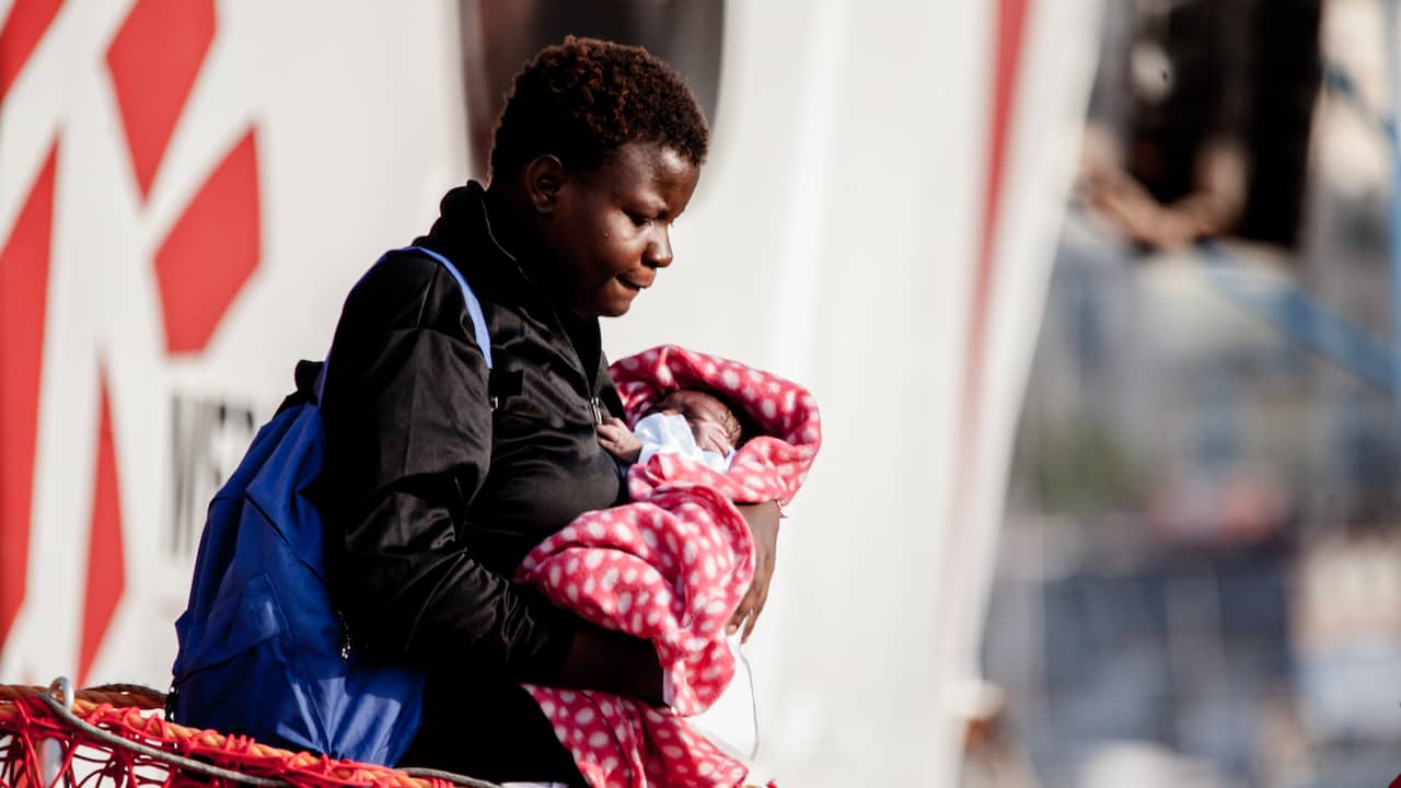 Organisasi bantuan menyelamatkan 71 pengungsi dari kapal yang tenggelam, 8 anak hilang |  Saat ini