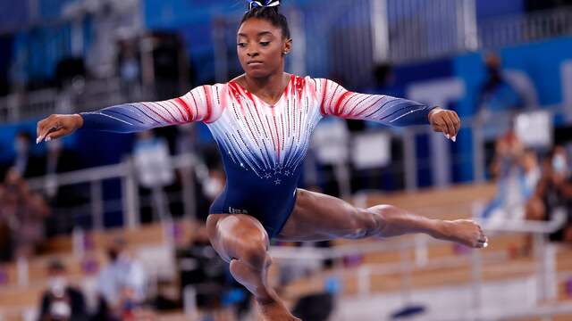Simone Biles tijdens haar bronzen oefening op balk.