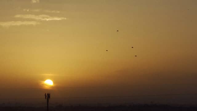 Vliegtuigen droppen parachutes met hulpgoederen boven Gaza