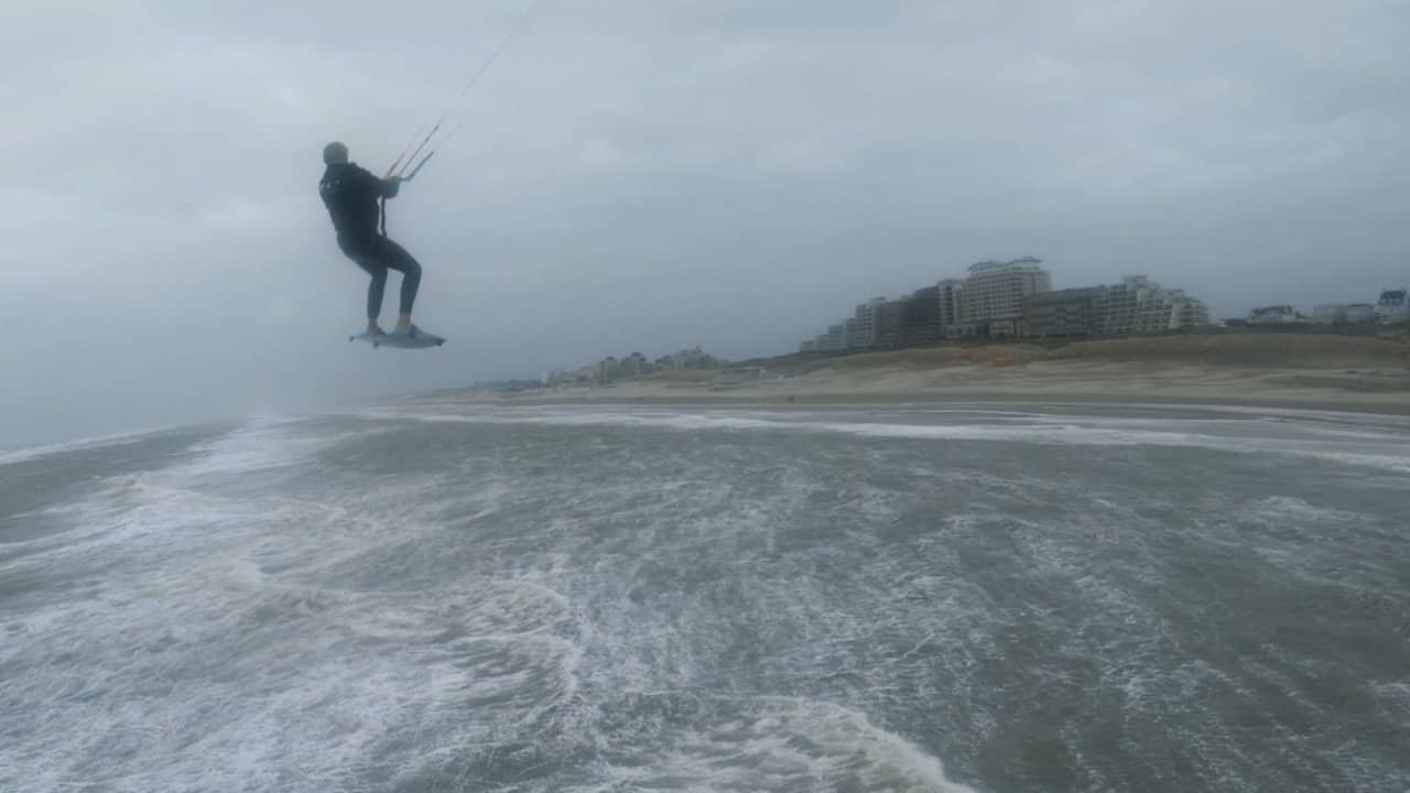 Beeld uit video: Drone filmt kitesurfer bij Noordwijk tijdens storm