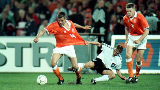 Youri Mulder (rechts) in het shirt van Oranje tegen Duitsland.