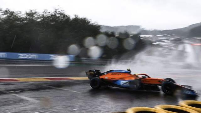 Lando Norris raakt de controle kwijt en schuift op de bandenstapels af.