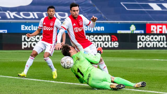 Nicolas Tagliafico tikt de 0-2 binnen voor Ajax tegen PEC Zwolle.