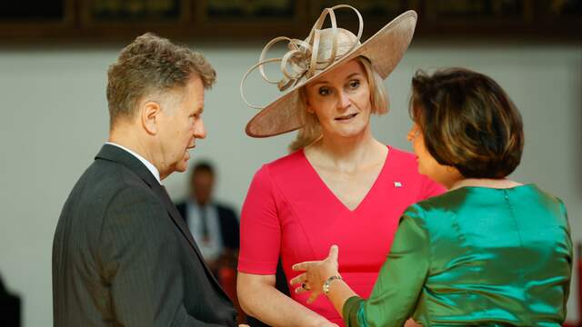 De hoedjes zijn onderdeel geworden van een traditie, maar geen verplichting. Iedereen mag zelf beslissen of een hoed passend en fijn is. Op de foto Kamerlid Lisa van Ginneken (D66).