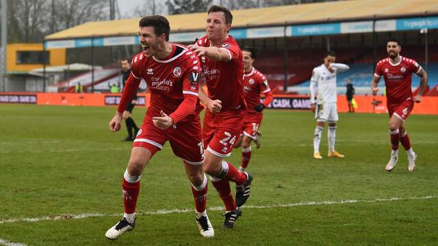 De spelers van Crawley Town zijn in extase na een doelpunt tegen Leeds United.