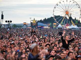 Agenten belaagd met flessen tijdens Duits muziekfestival