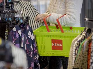 Nederlanders iets positiever over de economie, maar wachten met grote aankopen