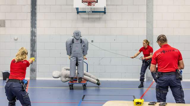 Het stroomstootwapen zorgt ervoor dat de spiergroepen tussen de twee afgeschoten pijltjes samentrekken, waardoor de verdachte zich niet meer kan bewegen.