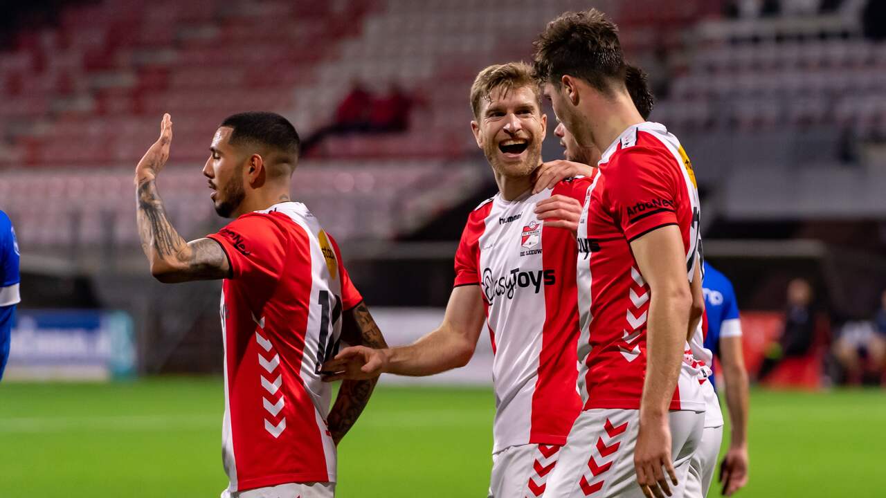 Vreugde bij FC Emmen na de 2-1 van Michael de Leeuw.