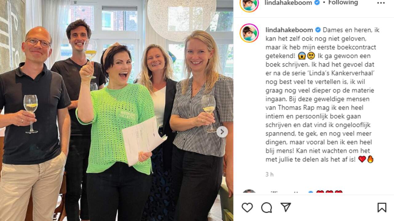 Хакибум споделя снимки от момента, в който е подписала договора си за книгата.  Източник: Instagram Linda Hakeboom