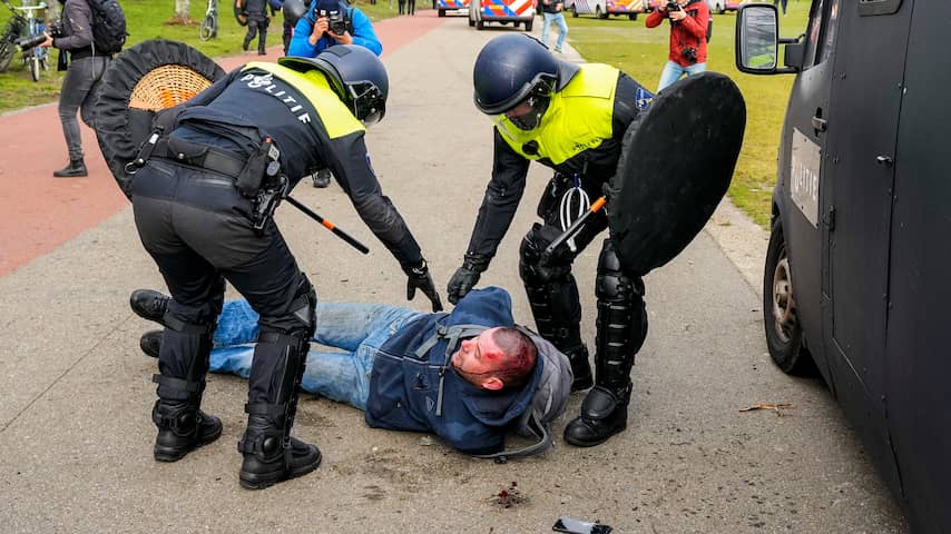 OM vervolgt 'beroemde' demonstrant met startkabel op Malieveld en agenten