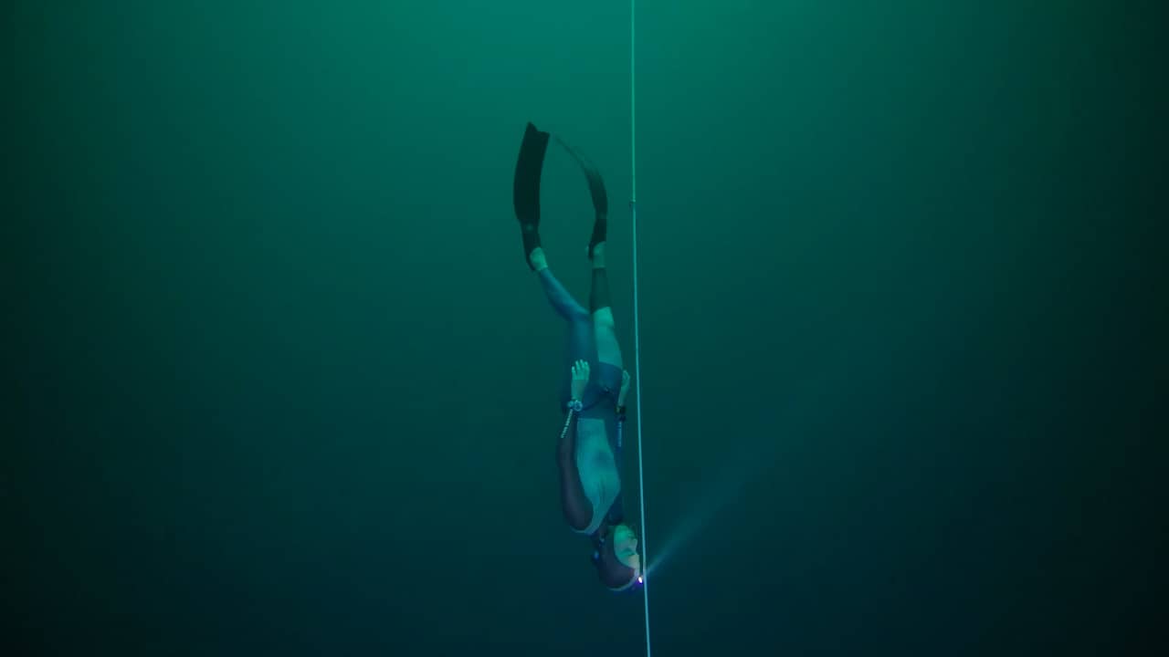 Beeld uit video: Fransman duikt 120 meter diep en breekt eigen wereldrecord