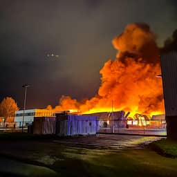 Grote brand bij kringloopwinkel en kledingopslag Almere, rook van ver te zien