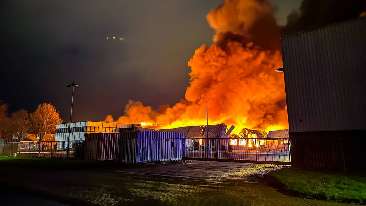 Incendie majeur dans une friperie et un magasin de vêtements Almere, fumée visible de loin |  Domestique