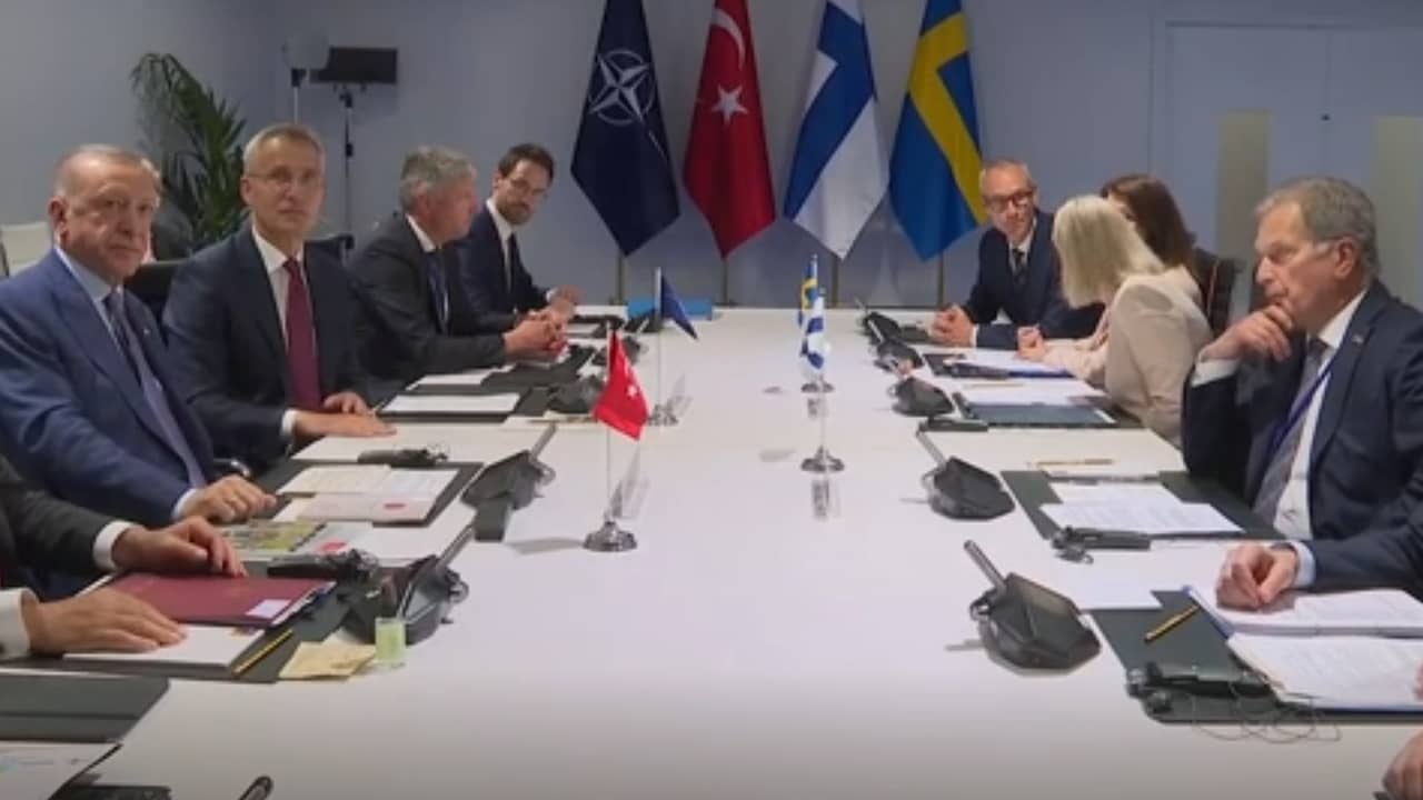 Beeld uit video: Erdogan om tafel met Zweedse en Finse delegatie voor toetreding NAVO