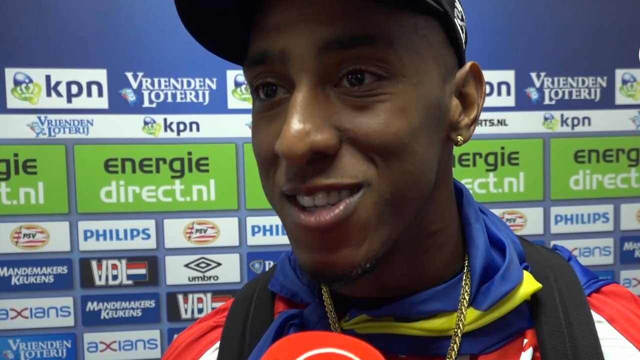Beeld uit video: Feestvierende PSV-spelers gaan 'proberen heel thuis te komen'